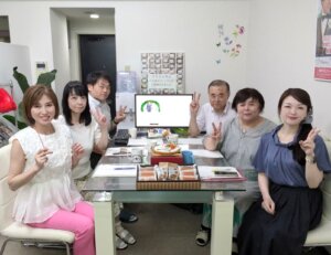 毎週火曜日はスタッフミーティング！ 歴史的な早さで梅雨が明けて、すでに真夏に突入です。熱い熱いハピネスの季節ですよー(^O^)／