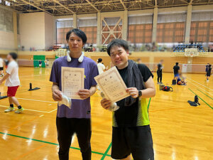 カッコいいパパで居るために！！ 同じ志を持つ４０代のお父さん二人がタッグを組んでバドミントンの大会に出場しました(^^)/