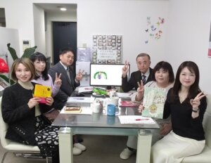 毎週火曜日はスタッフミーティング! クリスマスまで1ヶ月を切って秒読み態勢。みなさんもハピネスの婚活で恋人との素敵なクリスマスを過ごしませんか(#^.^#)