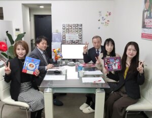 毎週火曜日はスタッフミーティング！ いよいよバレンタインデーで～す💕 今週のミーティングはチョコレートに囲まれてのバレンタイン気分の話合いになりました(#^^#)