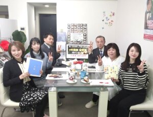 毎週火曜日はスタッフミーティング! やっとあゆさんがインフルエンザから元気に生還されて、また6人揃って賑やかなミーティングになりました(^O^)/