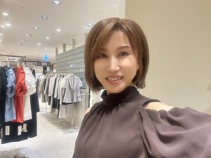 そろそろ婚活服の衣替えの季節です♪ 昨日は久しぶりに女性会員さまと一緒に婚活服のお買い物へ行ってきました(^^♪