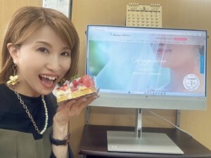 ご成婚手続きにご来店されたお二人からいただいたケーキで心も胃袋も幸せ一杯で~す💕 この後ご来店された女性会員さまにも幸せパワーのお裾分けをさせていただきました(#^.^#)