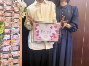 連日のご成婚手続きで大賑わいのハピネス❣️ プロポーズ翌日のご来店で興奮冷めやらぬお二人が幸せ一杯笑顔一杯で仲良くご来店されました💕