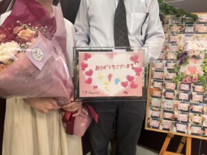サプライズプロポーズは大成功✨ ご成婚手続き当日にプロポーズ！ そして大きな花束を抱えて笑顔一杯で仲良くご来店されました💐