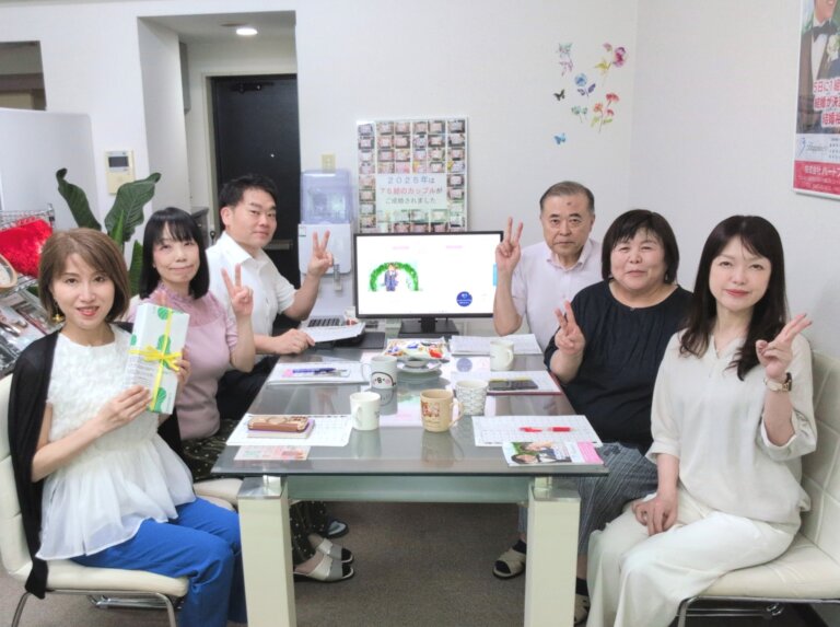 毎週火曜日はスタッフミーティング！ 今年もいよいよ後半に入りました。今年中に自分にピッタリの結婚相手を見つけたい方はぜひハピネスにご相談ください(#^^#)
