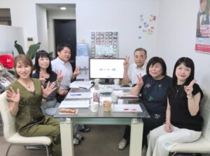 毎週火曜日はスタッフミーティング！ お盆ウイークの先週はお休みしたミーティングですが、今週からまたいつも通り元気に開催しました(*^^)v