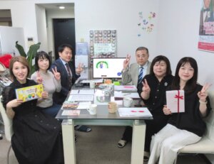 毎週火曜日はスタッフミーティング! 今年も早いものでクリスマスまで2ヶ月になりました。イヴの夜を一緒に過ごす恋人探しを急ぎましょう💕